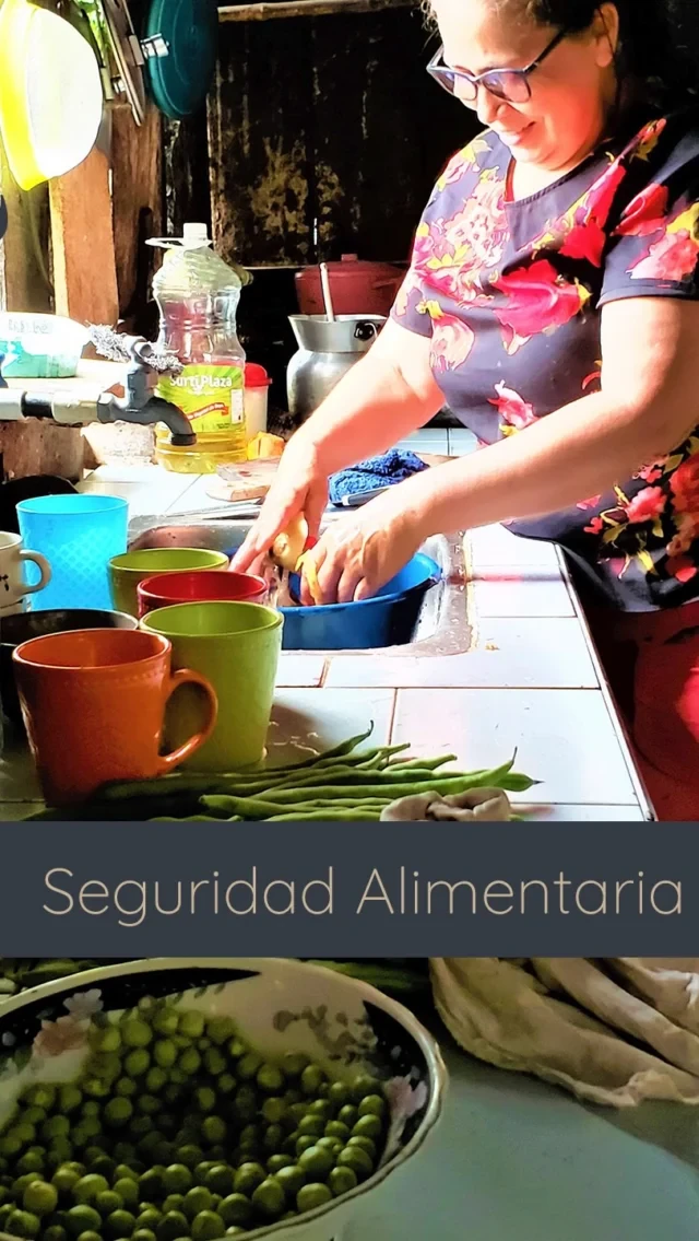 Mujer preparando alimentos en una cocina de la comunidad cafetera