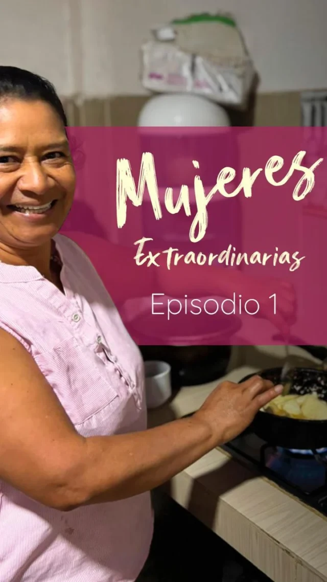 Caficultora sonriendo en Mujeres Extraordinarias