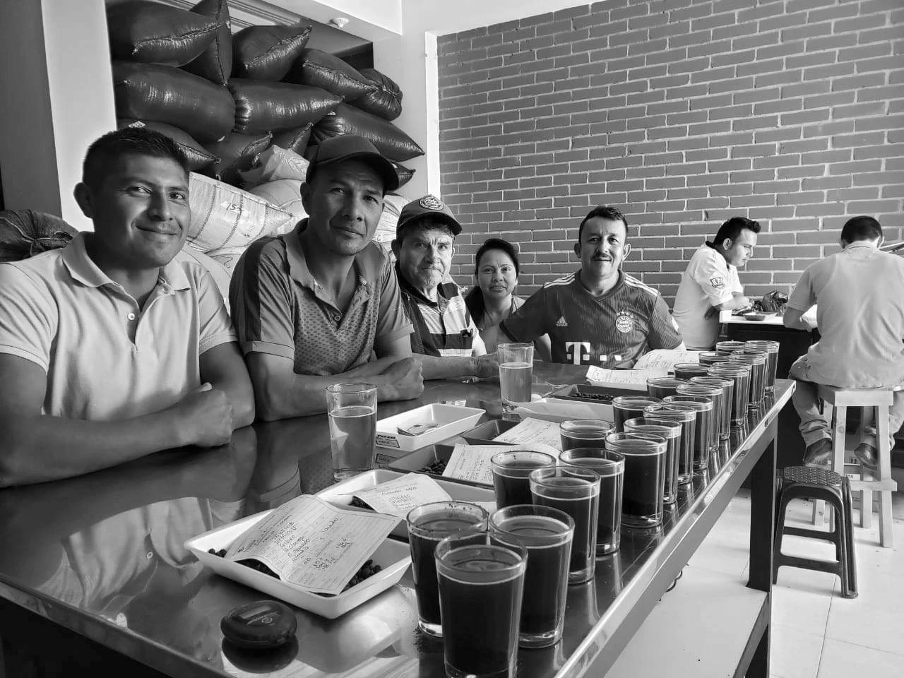 Productores reunidos alrededor de una mesa de catación en Nariño